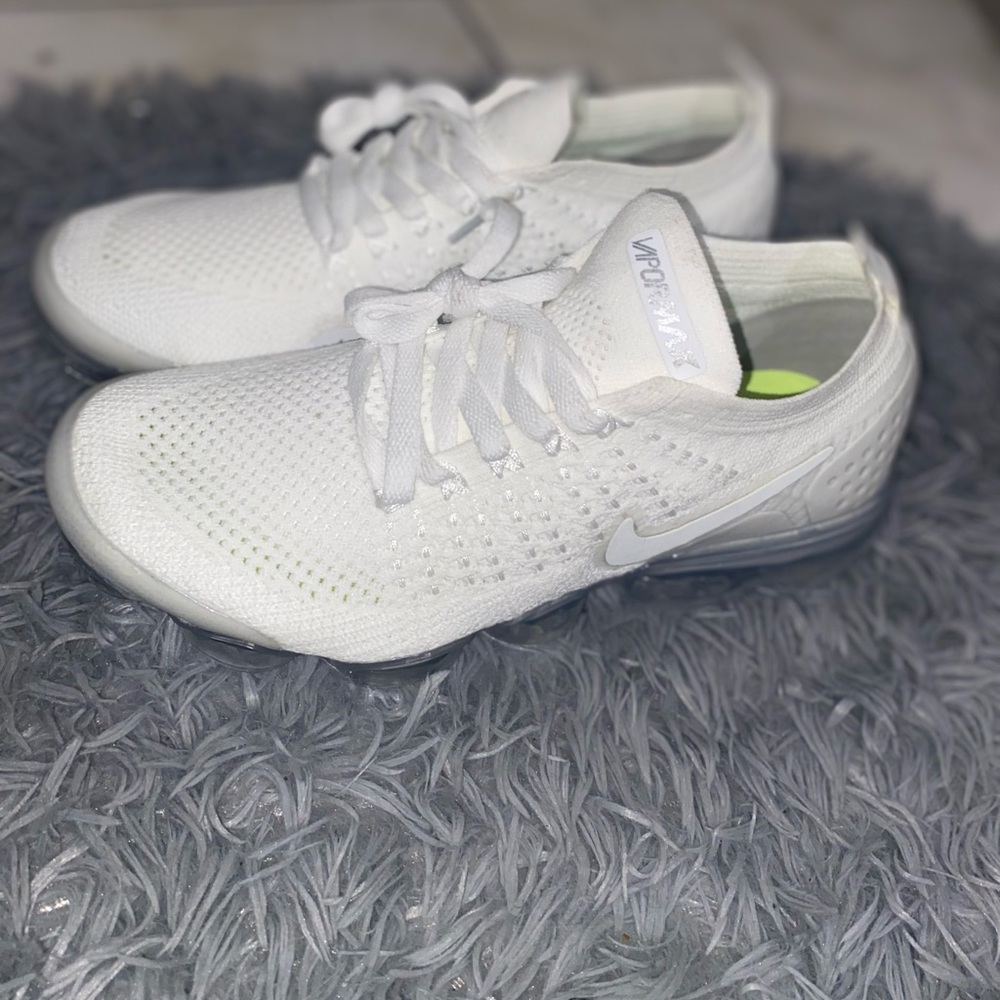 Nike White Vapormax Flyknit Shoes